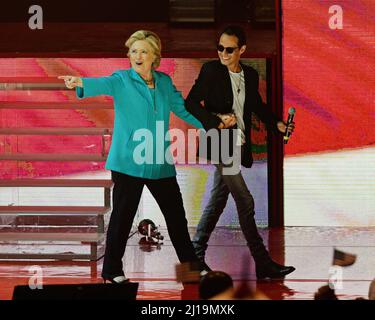 Miami, Stati Uniti d'America. 29th Ott 2016. MIAMI, FL - 20 OTTOBRE: Jennifer Lopez, Hillary Clinton e Marc Anthony sul palco al Jennifer Lopez si fa sentire forte per Hillary Clinton al concerto GOTV al Bayfront Park Amphitheater il 29 ottobre 2016 a Miami, Florida. People: Hillary Clinton, Marc Anthony Credit: Storms Media Group/Alamy Live News Foto Stock