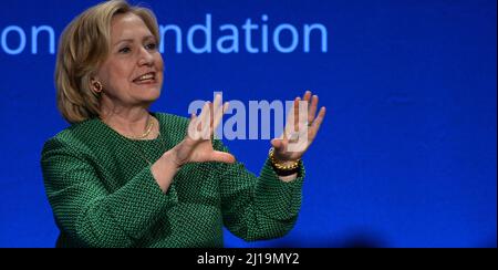 CORAL GABLES, FL - MARZO 07: Hillary Rodham Clinton, ex U.S. Il segretario di Stato degli Stati Uniti e Il senatore da New York e da sua figlia Chelsea Clinton, Vice Presidente, Clinton Foundation ricama come frequentano il 2015 Riunione del Clinton Global Initiative università all'università di Miami il 7 marzo 2015 in Coral Gables, Florida. La Clinton 2015 Iniziativa globale incontro universitario incoraggia gli studenti a prendere azione su alcuni della millenaria generazioni più grandi preoccupazioni come il futuro dell'energia e la potenza dei dati di grandi dimensioni per affrontare le sfide globali e pe-edificio in Medio Oriente e Nord Af Foto Stock