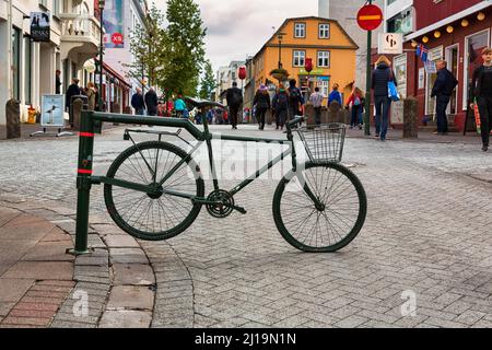 Ingresso alla zona pedonale Goengugoetur, bicicletta come barriera, no ingresso, Reykjavik, Islanda Foto Stock