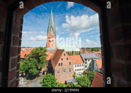 Vista della chiesa di San Giovanni dalla torre d'acqua, Lueneburg, bassa Sassonia, Germania Foto Stock