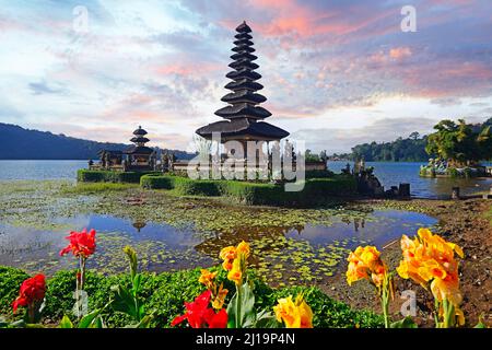 Tempio pura Ulun Danu Bratan all'alba nel lago Bratan, Central Bali Highlands, Bedugul, Bali, Indonesia Foto Stock