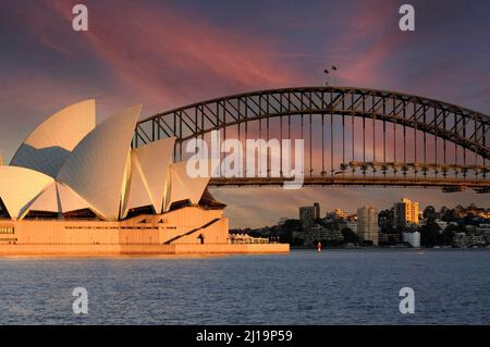 Sydney Opera House visto dal Ponte del Porto, mattina presto, Sydney, nuovo Galles del Sud, Australia Foto Stock
