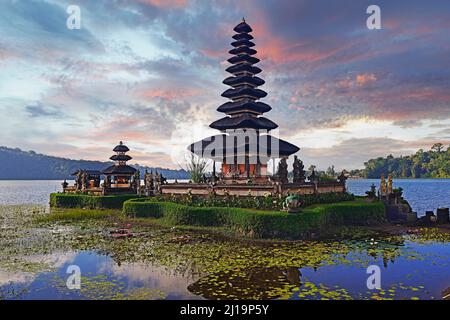 Tempio pura Ulun Danu Bratan all'alba nel lago Bratan, Central Bali Highlands, Bedugul, Bali, Indonesia Foto Stock