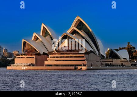 Sydney Opera House visto dal Ponte del Porto, mattina presto, Sydney, nuovo Galles del Sud, Australia Foto Stock