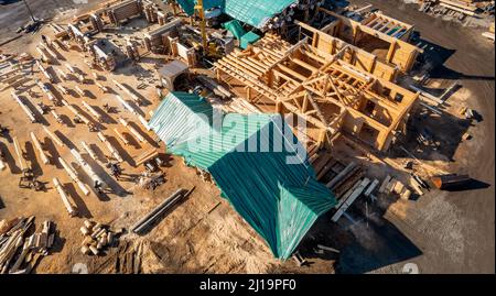 Sito industriale per la costruzione di ville e case in legno. Vista dall'alto dell'antenna di Log Works. Foto Stock