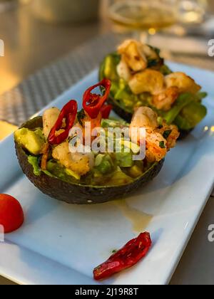 Gamberi alla griglia con insalata di avocado e peperoni Foto Stock