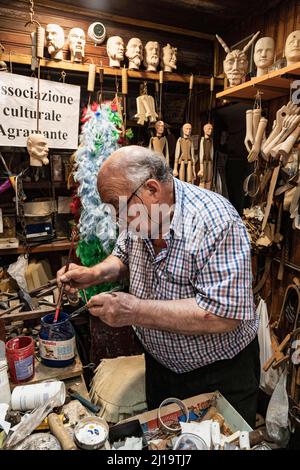 Il marionista Vincenzo Argento nella sua bottega, Palermo, Sicilia, Italia Foto Stock