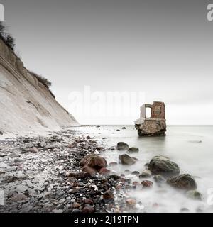 Vecchia casa a scartamento di marea sulla spiaggia vicino Kap Arkona sull'isola tedesca di Ruegen, Meclemburgo-Vorpommern, Germania Foto Stock