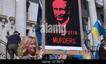 Donna di fronte al palazzo del campidoglio in Ucraina raduno con poster a Salt Lake City Foto Stock