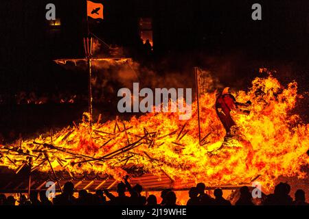 La spettacolare combustione della nave durante il festival annuale Up Helly AA a Lerwick, Isole Shetland, Scozia, Regno Unito Foto Stock
