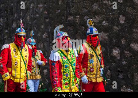 L'abbigliamento unico del Judei il Venerdì Santo al villaggio montano di San Fratello, provincia di Messina, Sicilia, Italia Foto Stock