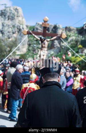 Il Parroco durante le processioni della settimana Santa sul borgo montano di San Fratello, provincia di Messina, Sicilia, Italia Foto Stock