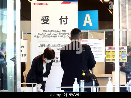 Tokyo, Giappone. 24th Mar 2022. Un azionista entra nella sede di una riunione straordinaria degli azionisti del gigante giapponese dell'elettronica Toshiba a Tokyo giovedì 24 marzo 2022. Il presidente di Toshiba, Satoshi Tsunakawa, si è dimesso il mese scorso e gli azionisti voteranno per il piano della società di dividersi in due società quotate. Credit: Yoshio Tsunoda/AFLO/Alamy Live News Foto Stock