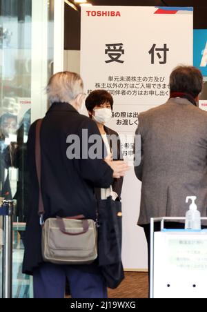 Tokyo, Giappone. 24th Mar 2022. Gli azionisti entrano nella sede di un'assemblea straordinaria degli azionisti del gigante giapponese dell'elettronica Toshiba a Tokyo giovedì 24 marzo 2022. Il presidente di Toshiba, Satoshi Tsunakawa, si è dimesso il mese scorso e gli azionisti voteranno per il piano della società di dividersi in due società quotate. Credit: Yoshio Tsunoda/AFLO/Alamy Live News Foto Stock