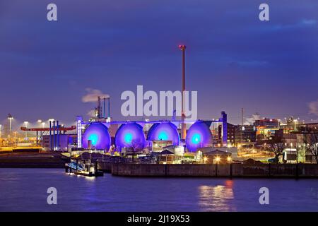 Blue illuminiete Koehlbrandhoeft impianto di depurazione nel porto di Amburgo in serata, Amburgo, Germania Foto Stock