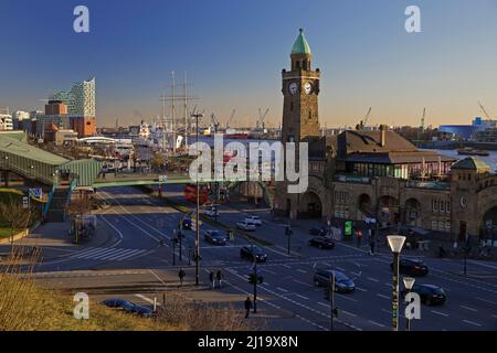 Sala Filarmonica dell'Elba con torre dell'orologio e torre dell'indicatore, Landungsbruecken, St. Pauli, Amburgo, Germania Foto Stock