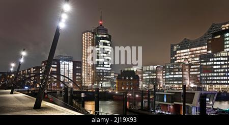 Passeggiata a Elbe con la casa di Columbus e la sala Filarmonica di Elbe di notte, HafenCity, Amburgo, Germania Foto Stock