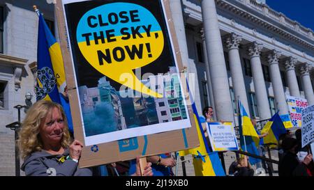 Donna di fronte al palazzo del campidoglio in Ucraina raduno con poster a Salt Lake City Foto Stock