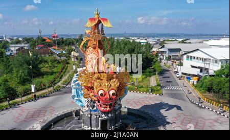 Rotonda aerea con statua di pesce con testa barong nel porto di Pelabuhan Benoa a Bali Foto Stock