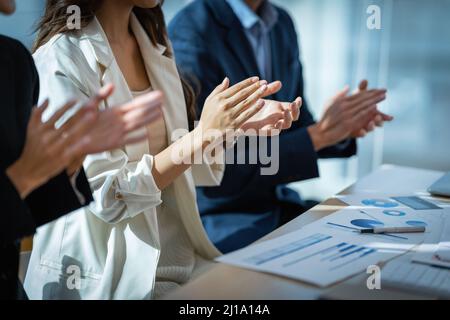 Durante un colloquio di lavoro, i responsabili delle risorse umane cercano un buon nuovo dipendente. Il manager ha una prima impressione positiva del candidato. Foto Stock