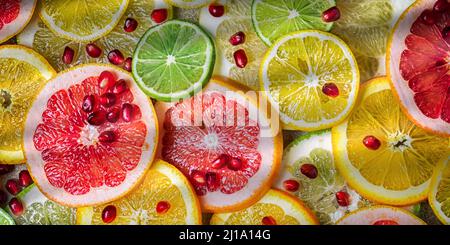 fette di agrumi con semi di melograno, vista dall'alto Foto Stock