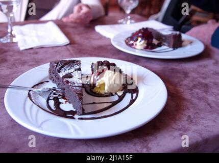 Primo piano di torta al cioccolato con gelato e frutta Foto Stock