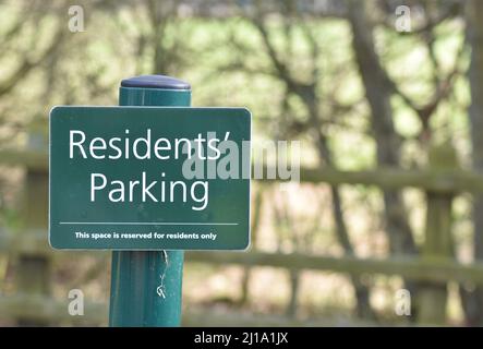 Avviso su un posto in un parcheggio auto: 'Residents' Parking' con spazio per fotocopie. Foto Stock