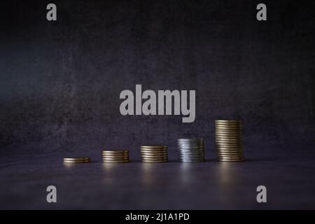 Crescita dei soldi risparmio di denaro. Monete dell'albero superiore a concetto mostrato di commercio crescente . Foto di scorta Foto Stock