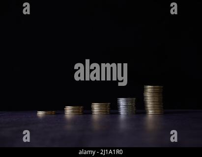 Crescita dei soldi risparmio di denaro. Monete dell'albero superiore a concetto mostrato di commercio crescente . Foto di scorta Foto Stock