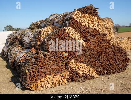 Fasci di scarti di legno e corteccia in una segheria di salice, Suffolk, Inghilterra, Regno Unito Foto Stock