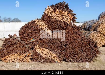 Fasci di scarti di legno e corteccia in una segheria di salice, Suffolk, Inghilterra, Regno Unito Foto Stock