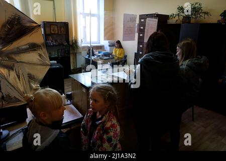 La gente è vista nelle sedi del servizio di migrazione, che lavora in modo potenziato per rilasciare passaporti ai cittadini della regione e IDPs per quanto riguarda la situazione nel paese, Ivano-Frankivsk, Ucraina occidentale, 22 marzo 2022. Foto di Yurii Rylchuk/Ukrinform/ABACAPRESS.COM. Ukrinform /BSP/ Foto Stock