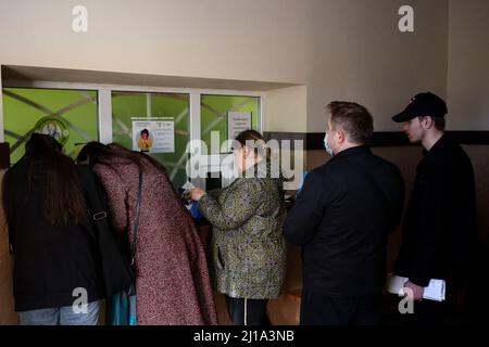 La gente è vista nelle sedi del servizio di migrazione, che lavora in modo potenziato per rilasciare passaporti ai cittadini della regione e IDPs per quanto riguarda la situazione nel paese, Ivano-Frankivsk, Ucraina occidentale, 22 marzo 2022. Foto di Yurii Rylchuk/Ukrinform/ABACAPRESS.COM. Ukrinform /BSP/ Foto Stock