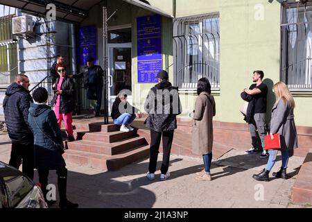 Le persone sono viste al di fuori del Servizio migrazione, che opera in modo potenziato per rilasciare passaporti ai cittadini della regione e IDPs per quanto riguarda la situazione nel paese, Ivano-Frankivsk, Ucraina occidentale, 22 marzo 2022. Foto di Yurii Rylchuk/Ukrinform/ABACAPRESS.COM Foto Stock