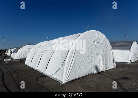 A Solomonovo, nella regione di Zakarpattia, nell'Ucraina occidentale, è in corso l'istituzione di un campo tenda per sfollati interni fuggiti dagli attacchi degli invasori russi, il 22 marzo 2022. Foto di Serhii Hudak/Ukrinform/ABACAPRESS.COM Foto Stock