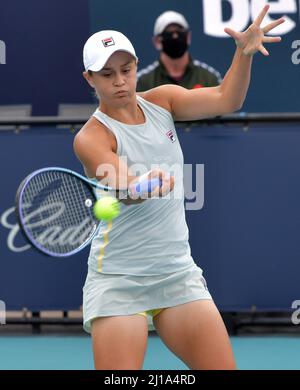 MIAMI GARDENS, FLORIDA - APRILE 03: ((NESSUNA VENDITA A NEW YORK POST) Ashleigh Barty of Australia sconfigge Bianca Andreescu of Canada durante la finale femminile del Miami Open all'Hard Rock Stadium il 03 Aprile 2021 a Miami Gardens, Florida. Persone: Ashleigh Barty Foto Stock