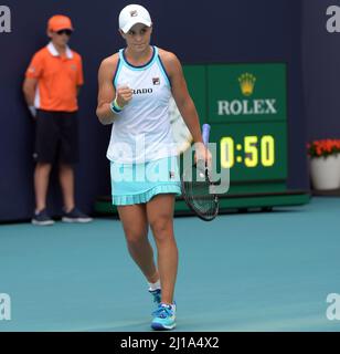 MIAMI GARDENS, FLORIDA - 30 MARZO: Ashleigh Barty of Australia sconfigge Karolina Pliskova della Repubblica Ceca il giorno tredici nelle finali femminili al Miami Open all'Hard Rock Stadium il 30 marzo 2019 a Miami Gardens, Florida. Persone: Ashleigh Barty Foto Stock