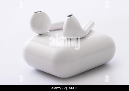 Cuffie wireless bianche con scatola di ricarica Foto Stock