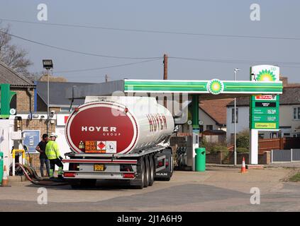 Whittlesey, Regno Unito. 23rd Mar 2022. Una petroliera Hoyer riempie i serbatoi di questa stazione di rifornimento BP a Whittlesey, Cambridgeshire. I prezzi sono attualmente 163,9p al litro per la benzina senza piombo e 180,9p al litro per il diesel, ma il cancelliere Rishi Sunak ha annunciato una riduzione del 5p nel dazio di combustibile da 6,00pm questa sera nella sua dichiarazione di primavera del preventivo, in modo da questi prezzi dovrebbero ridurre. Credit: Paul Marriott/Alamy Live News Foto Stock