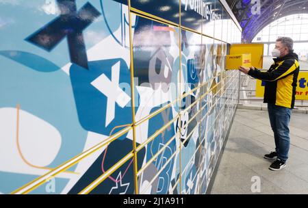 Lipsia, Germania. 24th Mar 2022. Un dipendente della Deutsche Post lavora su una stazione Packstation durante una presentazione alla stazione ferroviaria principale. Deutsche Bahn e Deutsche Post lanciano una collaborazione sulle stazioni di imballaggio. Credit: dpa/dpa-Zentralbild/dpa/Alamy Live News Foto Stock