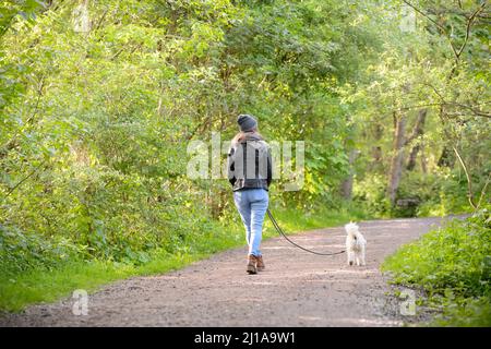 Amburgo, Germania. 14th maggio 2020. Una giovane donna sta camminando l'Avanese nel Moor di Eppendorfer a Groß Borstel. Credit: Jonas Walzberg/dpa/Alamy Live News Foto Stock