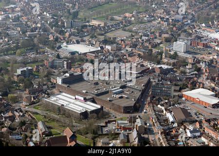 Vista aerea (guardando su Midland Road) del centro di Wellingborough con il Centro commerciale Swansgate prominente in primo piano, Northamptonshire Foto Stock