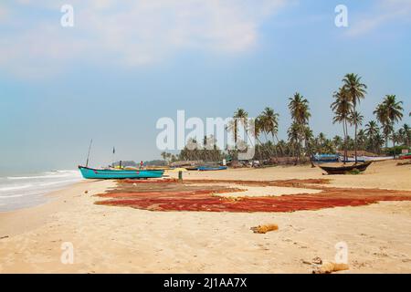 Kolva, India - 20 Aprile 2016: luminoso relax travel paesaggio con fisherma barche e palme Foto Stock