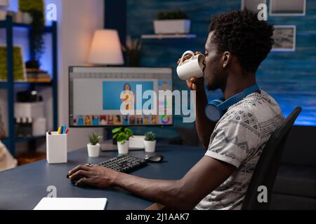 Fotografo freelance ritoccare le foto correggendo il contrasto utilizzando il software di editing post-produzione. Editore professionista che lavora lontano da casa al progetto digitale in studio di creatività Foto Stock