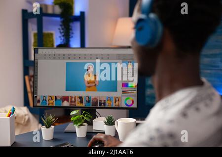 Editor di fotografi che modifica le foto utilizzando il software di ritocco che lavora a contrasto di immagini seduto alla scrivania in studio di creatività. Illustratore professionale che effettua la correzione digitale. Lavoro a distanza Foto Stock
