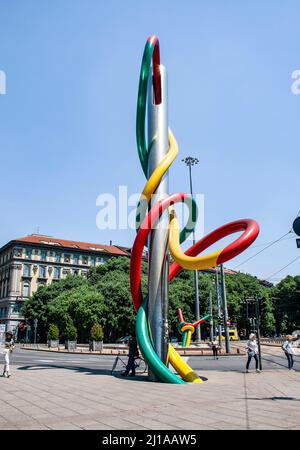 Milano, Lombardia, Italia, Europa. Needle, thread and Knot (in italiano ago, filo e nostro) è un'opera d'arte pubblica in due parti di Claes Oldenburg e Coosje van Bruggen in Piazza Cadorna (Piazzale Cadorna), nel centro della città. Foto Stock