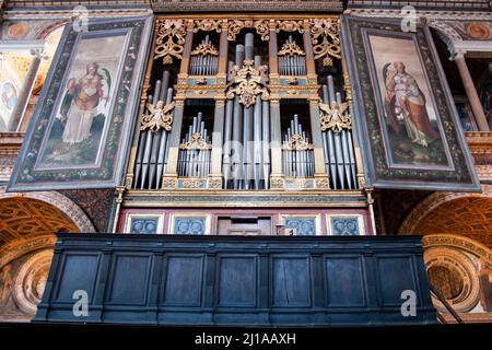 Milano, Lombardia, Italia, Europa. Chiesa di San Maurizio al Monastero maggiore. L'organo a tubo, situato nella sala delle monache, fu costruito nel 1554 da Giovan Giacomo Antegnati ed è interamente a trasmissione meccanica. Consiste in una tastiera di cinquanta note e una pedaliera di venti. Foto Stock