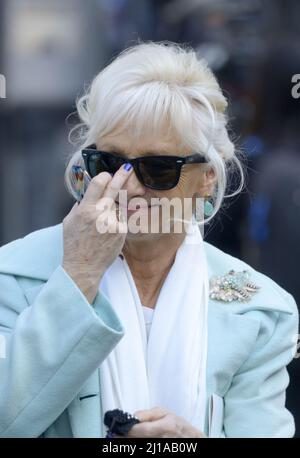 Debbie McGee - interprete e moglie del mago Paul Daniels - frequenta il Memorial Service per Dame vera Lynn all'Abbazia di Westminster, 21st Mar Foto Stock