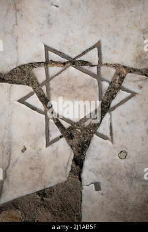 Stella di David su una lapide al cimitero ebraico di Trumpeldor a Tel Aviv, Israele. Foto Stock