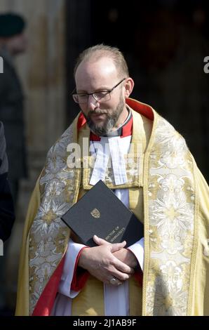 Il Reverendo destro Anthony Ball, Rettore della Chiesa di Santa Margherita e Vescovo Assistente della Diocesi d'Egitto, lascia il Memorial Service per Dame vera Ly Foto Stock